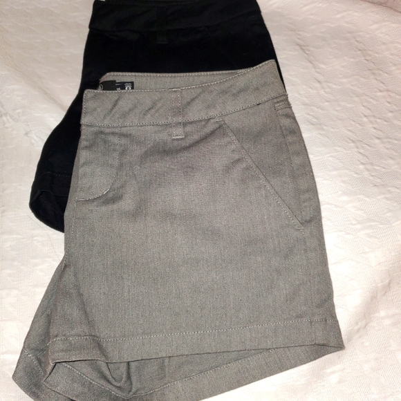 2 pairs of Volcom shorts for 1. Never worn - Picture 9 of 16
